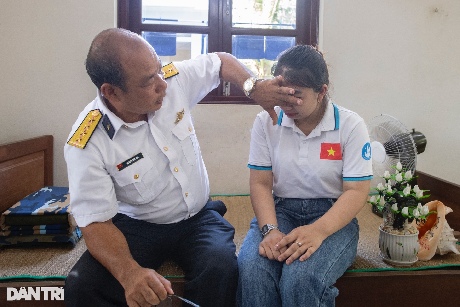 Xúc động khoảnh khắc con gái từ đất liền ra Trường Sa thăm bố - 8 Xúc động khoảnh khắc con gái từ đất liền ra Trường Sa thăm bố - 8