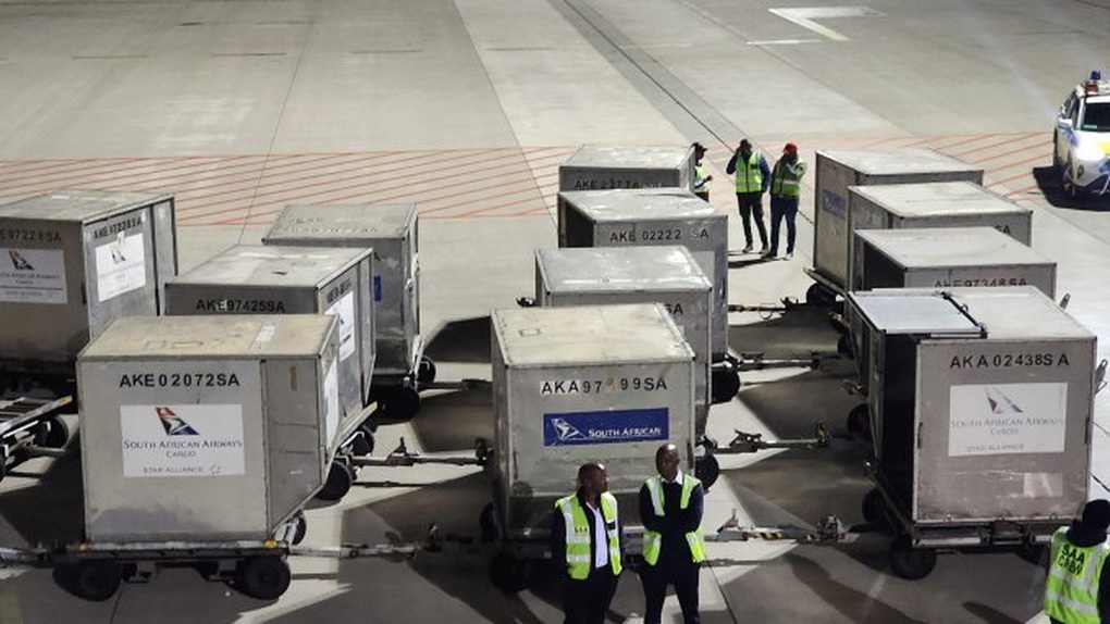 Đội cận vệ của Tổng thống Nam Phi mang 12 thùng vũ khí đến Ba Lan - 1