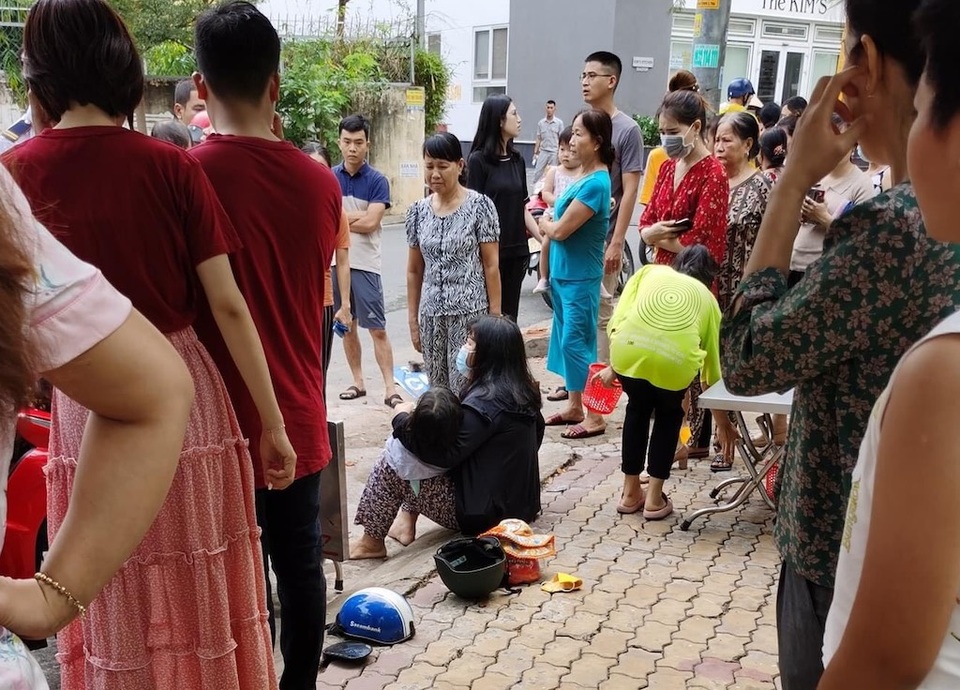 Nữ tài xế lái ô tô tông vào xe máy, bay lên vỉa hè khiến 4 người bị thương - 3 Nữ tài xế lái ô tô tông vào xe máy, bay lên vỉa hè khiến 4 người bị thương - 3