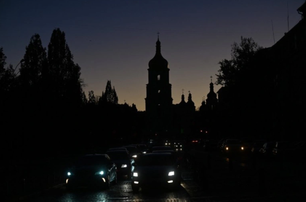 Dân Kiev đối phó với khủng hoảng mất điện khi xung đột leo thang - 1