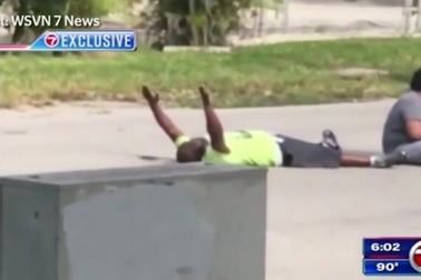 Cảnh sát Mỹ gây sốc vì bắn người da đen giơ tay đầu hàng