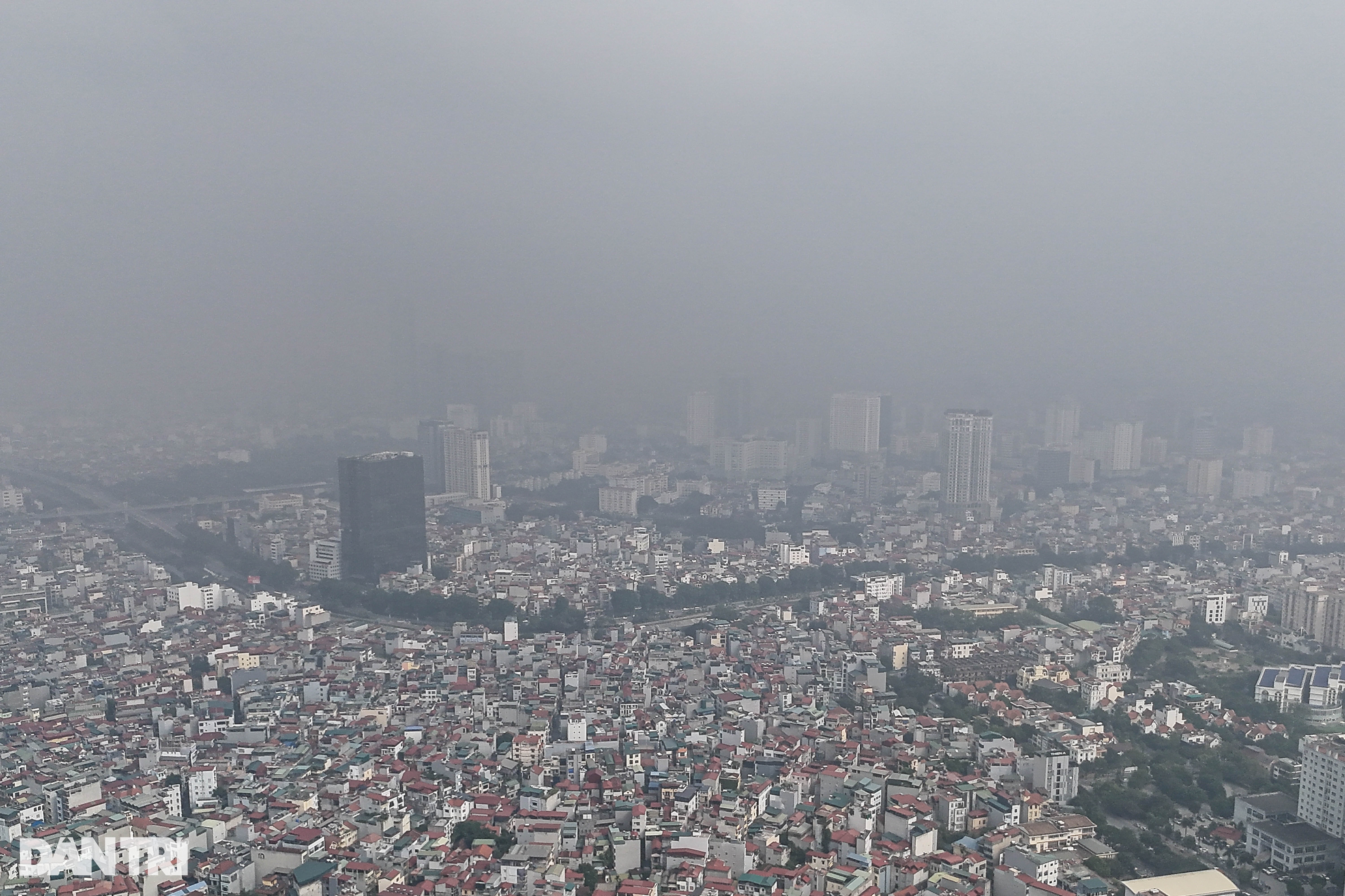 Trời Hà Nội mù mịt trong ngày ô nhiễm không khí ở tốp đầu thế giới - 8