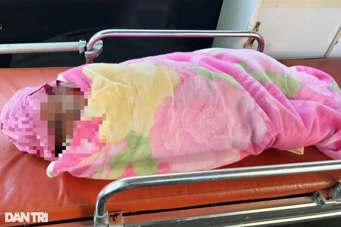 Cha mẹ phụ hồ đưa con lên TPHCM, mới được 1 tuần bé gái lọt cống tử vong - 2 Cha mẹ phụ hồ đưa con lên TPHCM, mới được 1 tuần bé gái lọt cống tử vong - 2