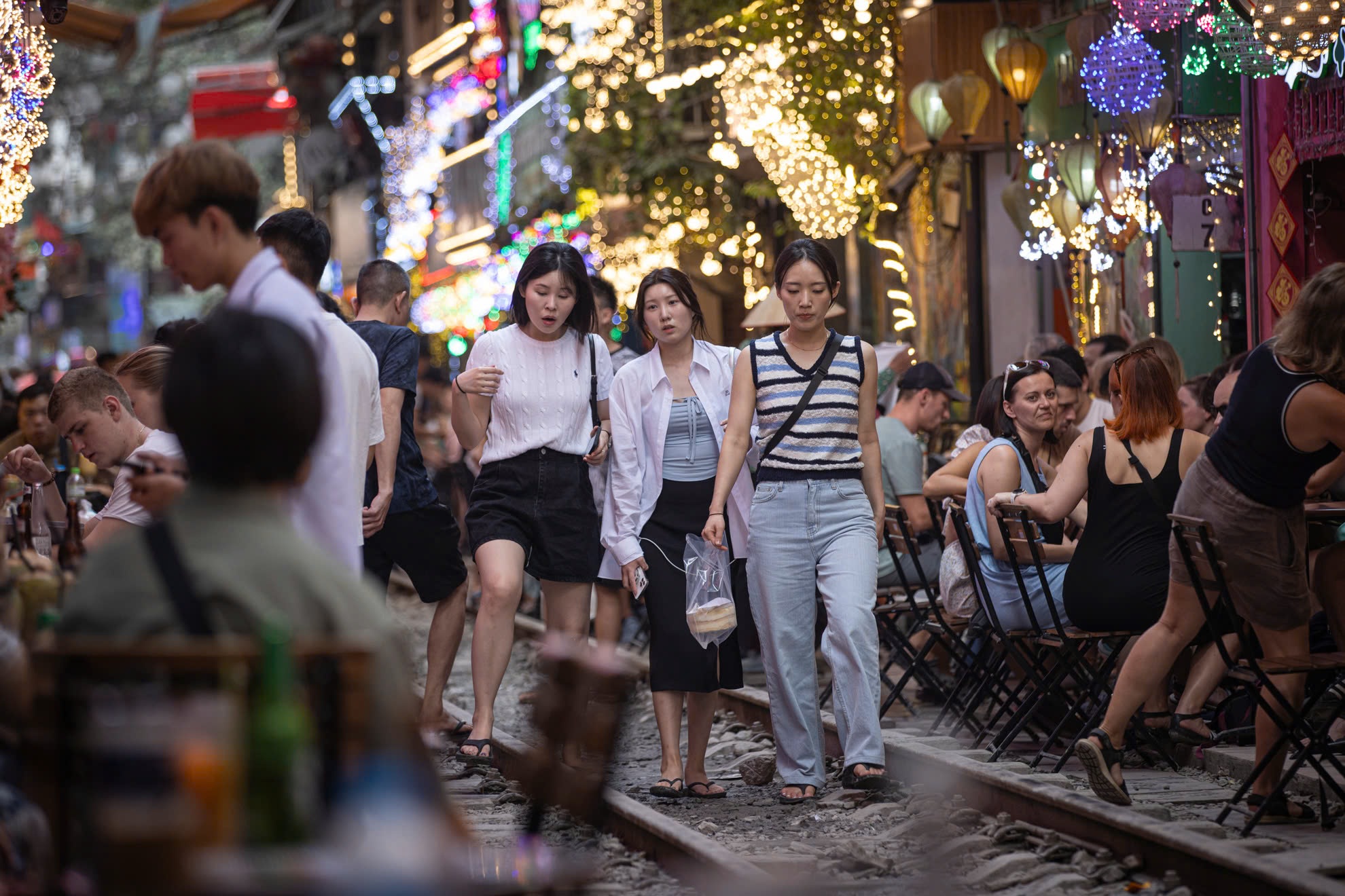 View - Phố cà phê đường tàu đông kín dù Hà Nội yêu cầu không đưa du khách tới đây | Báo Dân trí