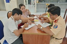 Xử phạt tài xế xe cứu thương chở dàn diễn viên đi ra mắt phim ở TPHCM