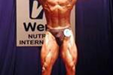 Một VĐV thể hình ném huy chương ngay sau khi nhận giải