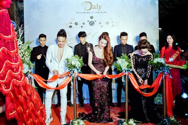 Doanh nhân 9X Dạ Ly sánh đôi bên Cao Thái Sơn khai trương Daly Jewellers