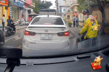 Làm xước gương ô tô, cách hành xử của tài xế công nghệ Hà Nội gây sốt mạng