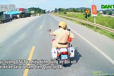 Cảnh sát giao thông rút súng truy đuổi xe vi phạm như phim hành động