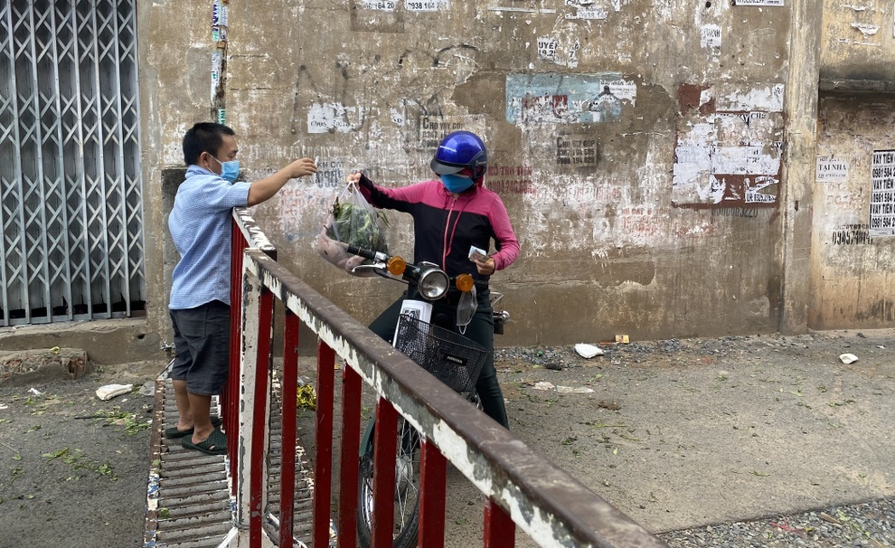 Được dân cầu cứu, Chủ tịch quận chỉ đạo phường dẹp ngay hàng rào cao ngất - 4 Được dân cầu cứu, Chủ tịch quận chỉ đạo phường dẹp ngay hàng rào cao ngất - 4