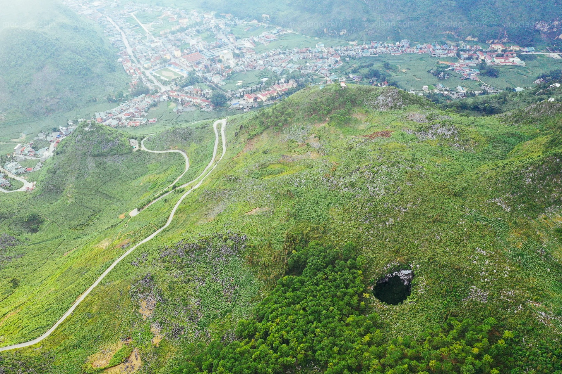 Khung cảnh bên trong hố sụt tử thần độc nhất ở Hà Giang - 2