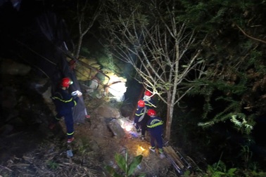 Xe tải lao xuống vực sâu 100m, tài xế tử vong trong cabin