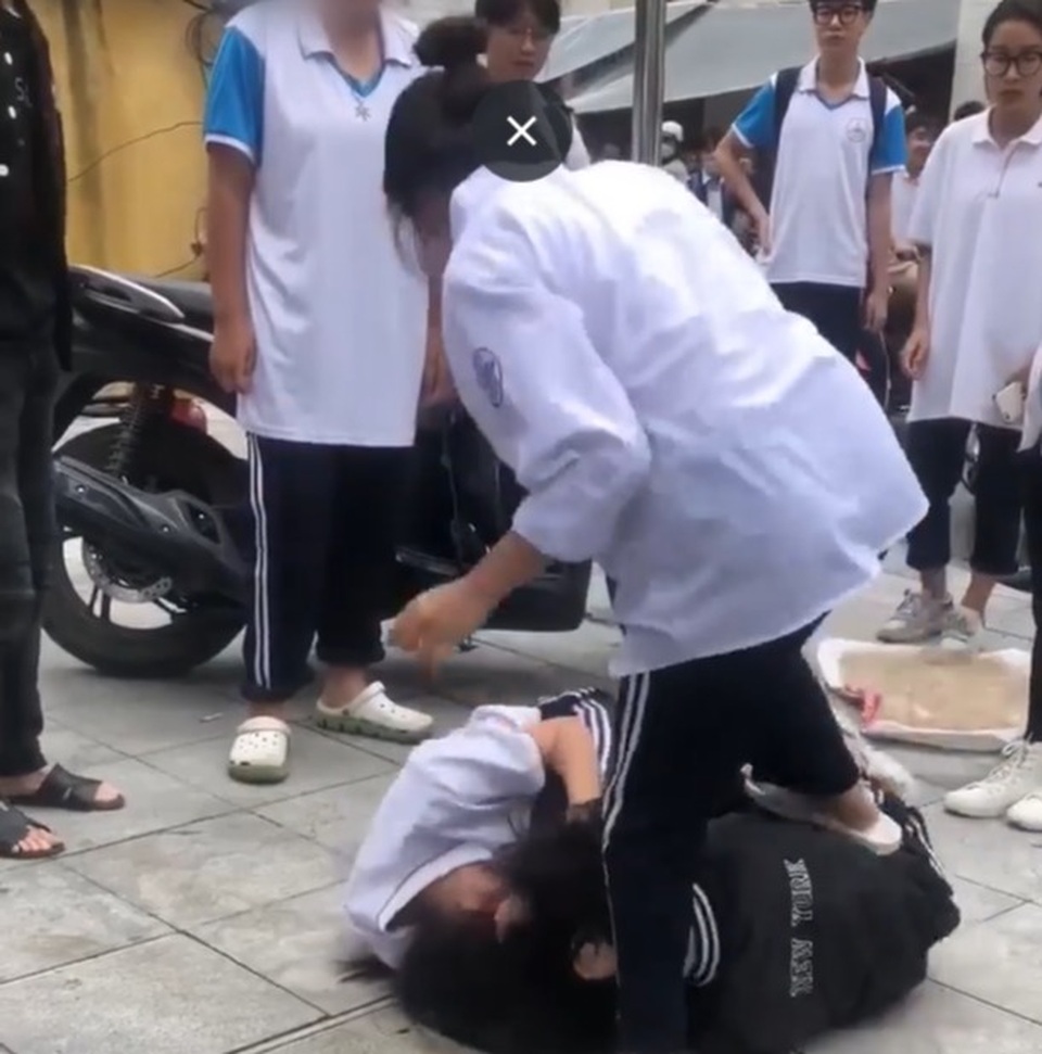 Hà Nội: Nữ sinh đánh nhau dữ dội trước cổng trường - 1 Hà Nội: Nữ sinh đánh nhau dữ dội trước cổng trường - 1