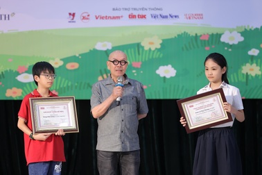 Bé 11 tuổi gây bất ngờ khi đạt Giải thưởng Thiếu nhi Dế Mèn