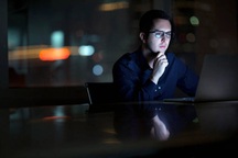 Lên mạng tìm người đi "vui vẻ", chồng sốc nặng khi lướt đến tấm ảnh bất ngờ