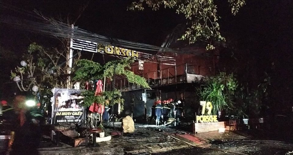 Quán bar cháy dữ dội trong đêm, hơn 70 người bỏ chạy tán loạn - 3 Quán bar cháy dữ dội trong đêm, hơn 70 người bỏ chạy tán loạn - 3