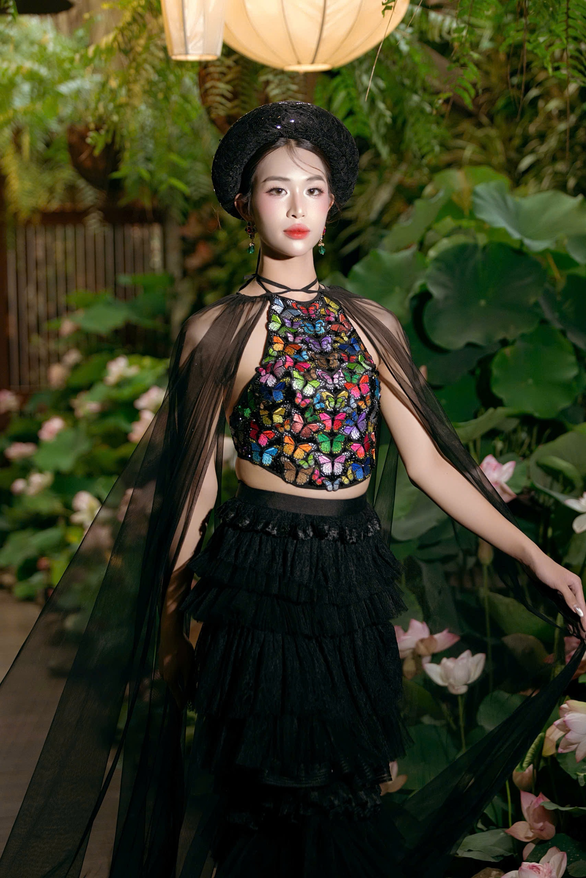 Á hậu Hương Ly duyên dáng trình diễn áo dài của NTK Cao Minh Tiến - 5 Á hậu Hương Ly duyên dáng trình diễn áo dài của NTK Cao Minh Tiến - 5