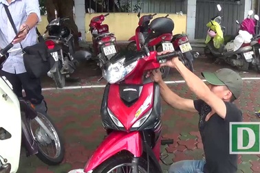 Thợ sửa xe máy "kiếm" đậm ngày Hà Nội phố cũng như sông