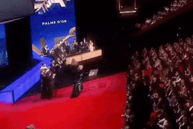 Jane Fonda... ném giải Cành Cọ Vàng về phía nữ đạo diễn Justine Triet