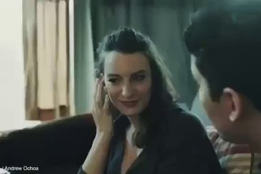 Hệ thống tai nghe gắn trong tai cho phép dịch cùng lúc 2 ngôn ngữ