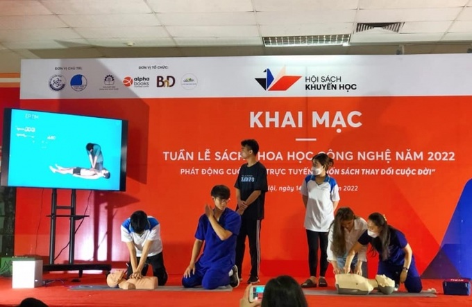 Một số bạn trẻ được mời lên sân khấu thực hành kỹ năng hồi sức tim phổi.