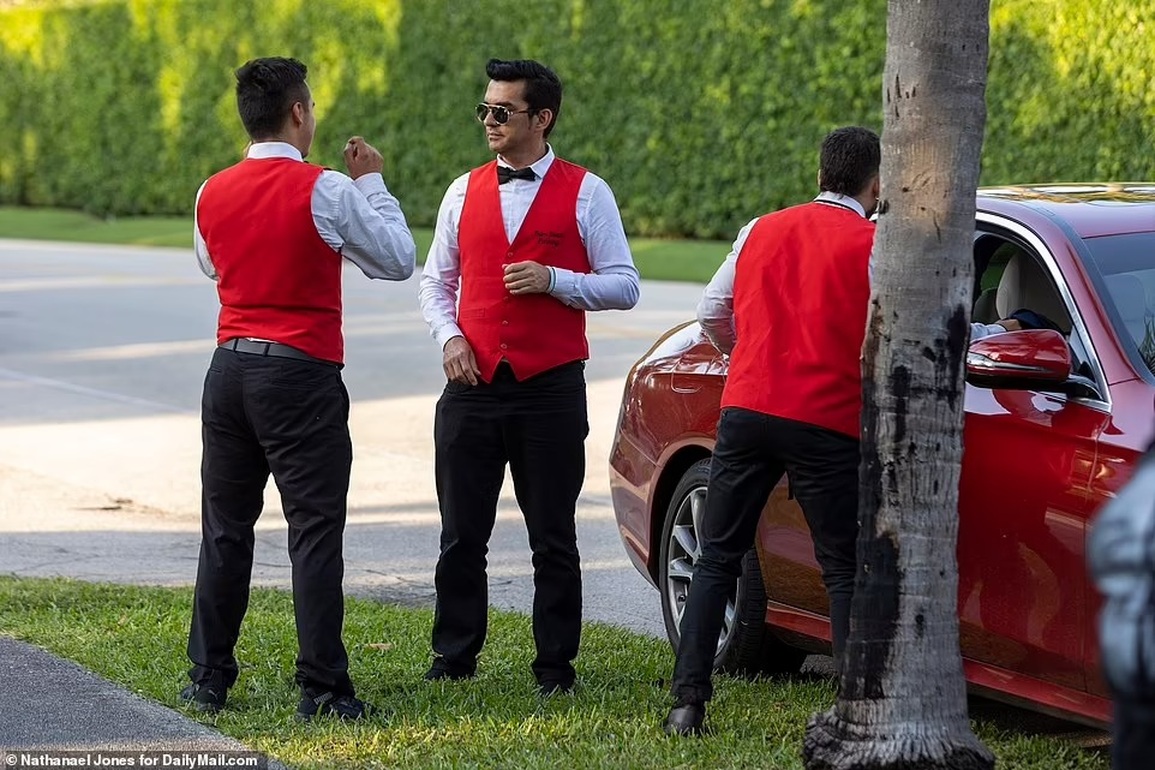 Khi vợ chồng Beckham bị lép vế trước mức độ giàu có của thông gia - 10