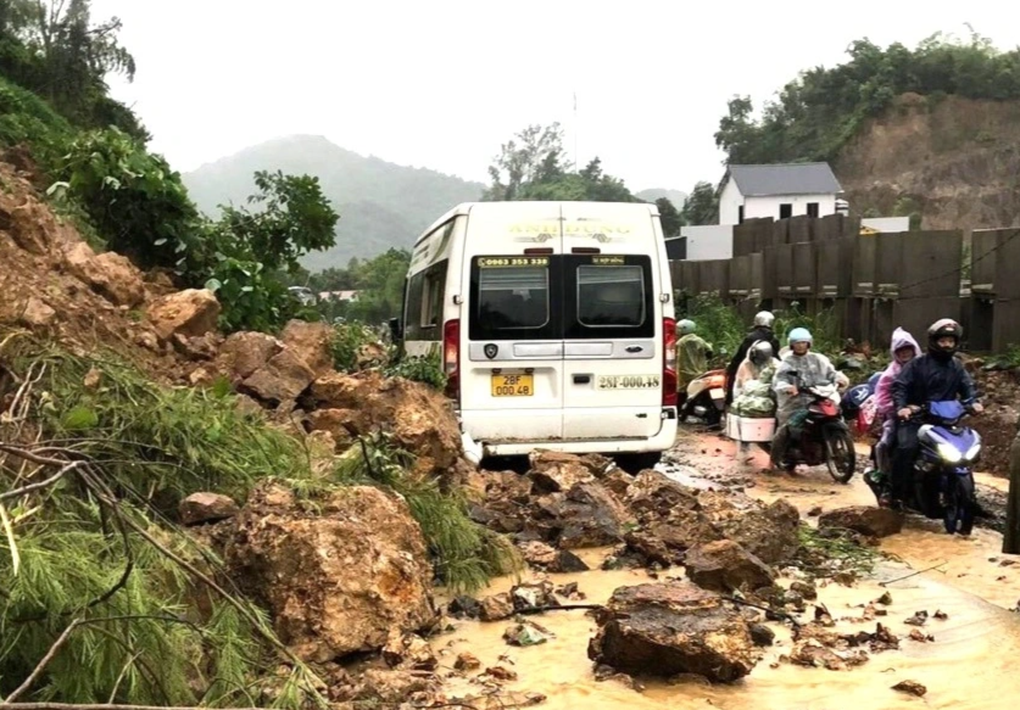 Hàng nghìn khối đất đá sạt lở gây ách tắc dốc tử thần - 3 Hàng nghìn khối đất đá sạt lở gây ách tắc dốc tử thần - 3