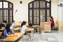 Phát đề cương ôn tập "đừng kể với ai" ở lớp học thêm trước kỳ kiểm tra