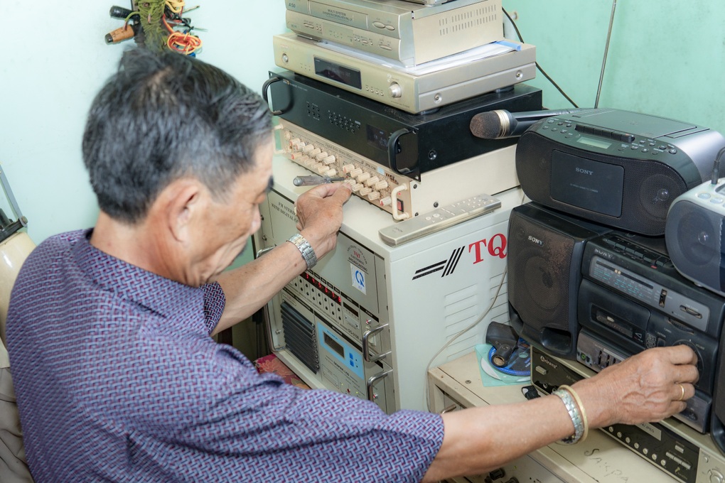 Người đàn ông 45 năm làm nghề tiếp sóng ở vùng đất biên giới - 2 Người đàn ông 45 năm làm nghề tiếp sóng ở vùng đất biên giới - 2