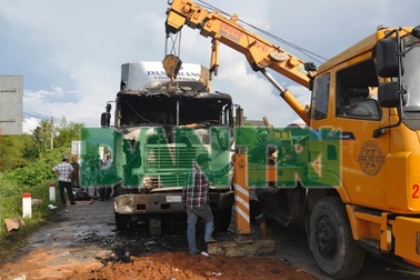 Tai nạn khủng khiếp trên quốc lộ, 1 phụ nữ chết cháy do xe đầu kéo cuốn dưới gầm