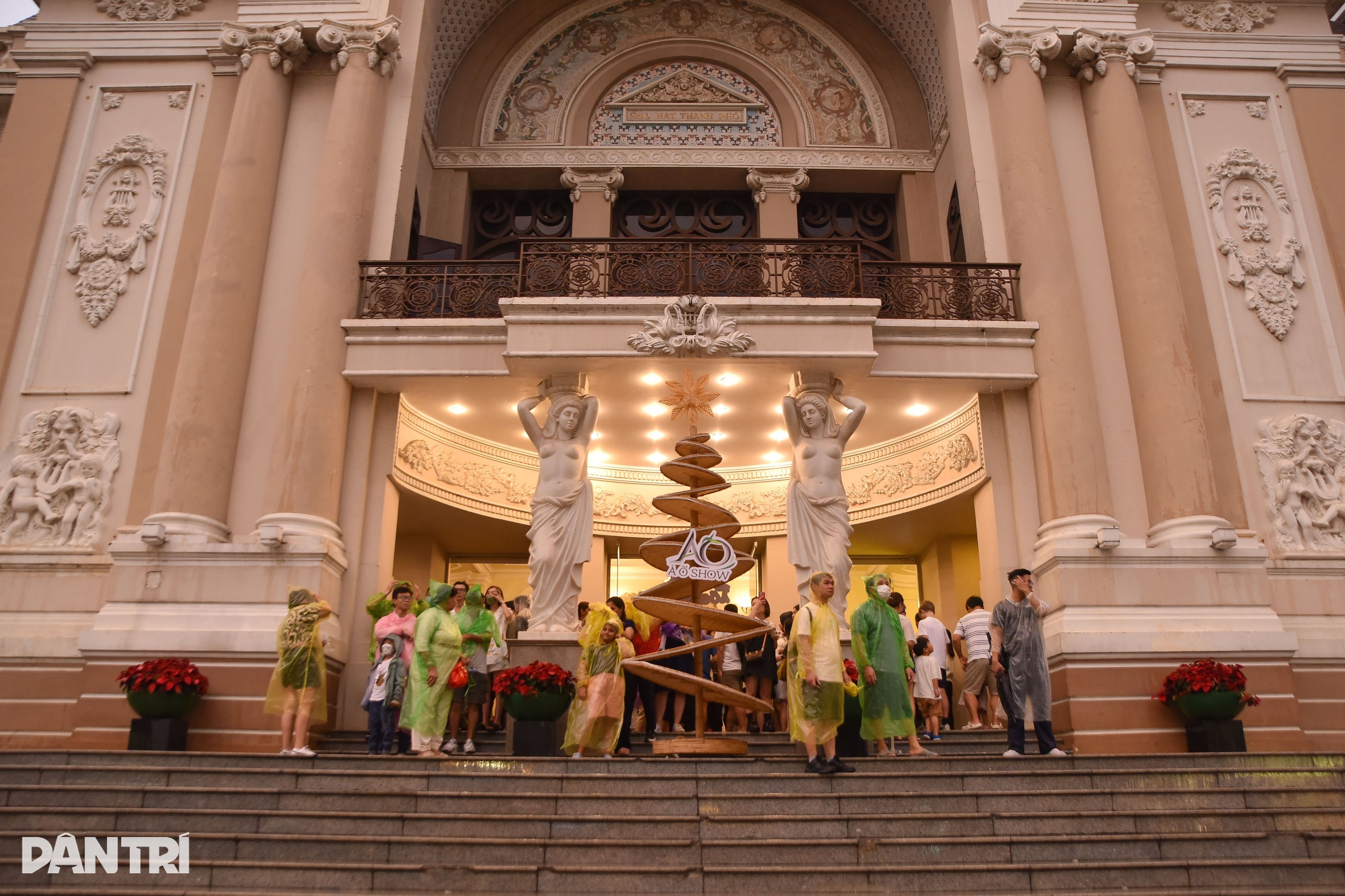 אנשים ותיירים צועדים במים לאחר גשם כבד בהו צ'י מין סיטי - 6 Người dân, du khách bì bõm lội nước sau cơn mưa lớn ở TPHCM - 6