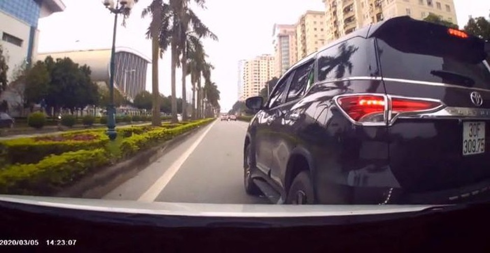 Xác minh clip “tố” công an dùng “chim mồi” chặn xe từ quán nhậu ra - 1 Xác minh clip “tố” công an dùng “chim mồi” chặn xe từ quán nhậu ra - 1
