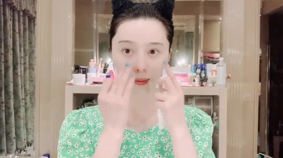 Ngưỡng mộ làn da tự nhiên căng bóng của Phạm Băng Băng ở tuổi 38 - 16 Ngưỡng mộ làn da tự nhiên căng bóng của Phạm Băng Băng ở tuổi 38 - 16