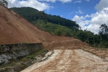 Sau động đất 4,0 độ, ngọn đồi ở Quảng Ngãi phát nổ vùi lấp đường