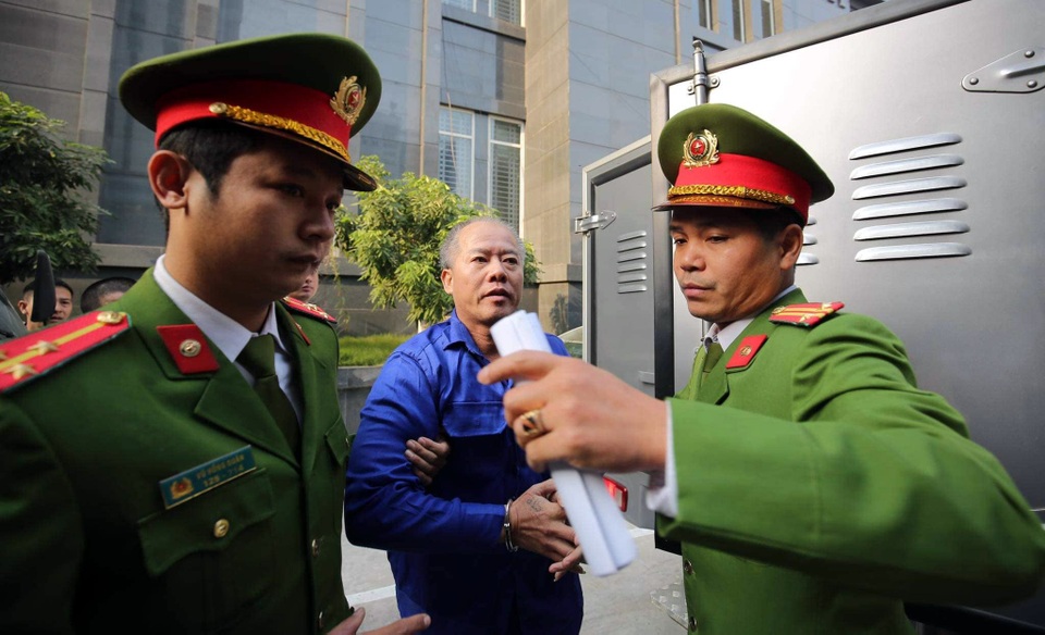Vụ thảm án ở Đan Phượng: Nguyễn Văn Đông bật khóc trước tòa - 1 Vụ thảm án ở Đan Phượng: Nguyễn Văn Đông bật khóc trước tòa - 1