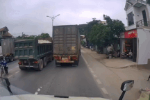 Màn phối hợp "đốn tim" cộng đồng mạng của tài xế xe ben và xe container