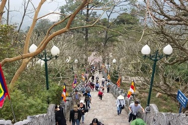 Thí điểm đón khách du lịch ngoài tỉnh tại Yên Tử và Tuần Châu