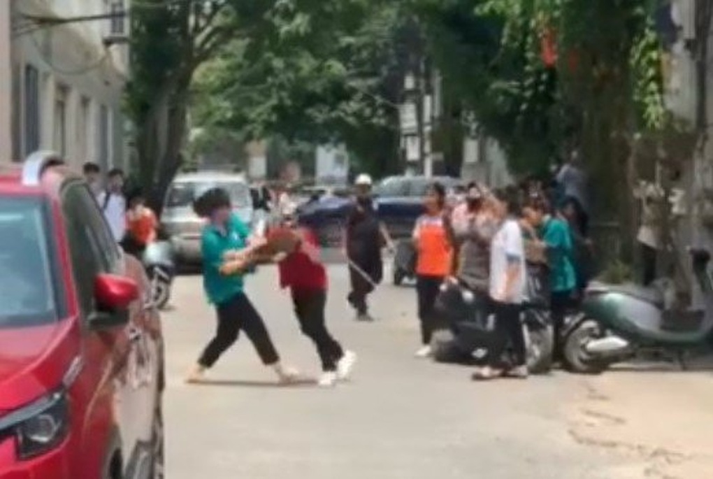 Vụ nữ sinh cấp 2 đánh nhau giữa đường: Do bị tiết lộ chuyện yêu đương - 1 Vụ nữ sinh cấp 2 đánh nhau giữa đường: Do bị tiết lộ chuyện yêu đương - 1