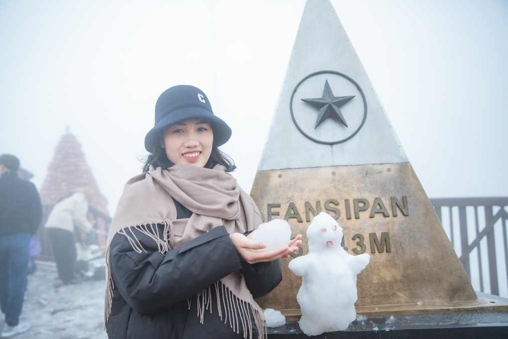 Du khách vượt mưa rét âm độ để săn tuyết trên đỉnh Fansipan - 8 Du khách vượt mưa rét âm độ để săn tuyết trên đỉnh Fansipan - 8