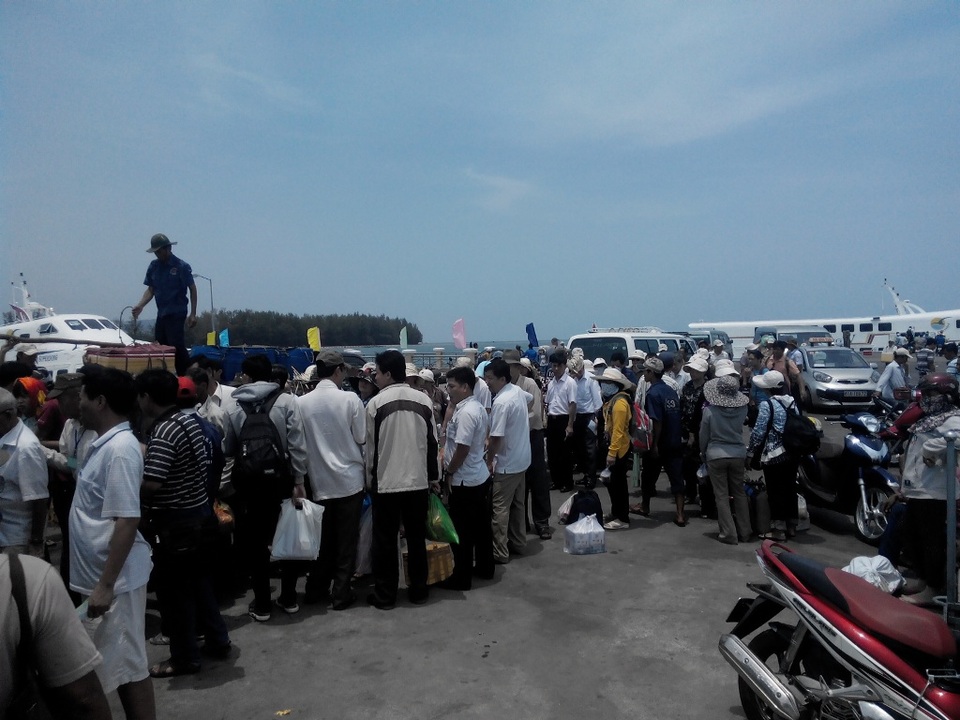 Phú Quốc bỏ ngỏ việc kiểm soát thân nhiệt du khách tại các bến tàu - 1 Phú Quốc bỏ ngỏ việc kiểm soát thân nhiệt du khách tại các bến tàu - 1