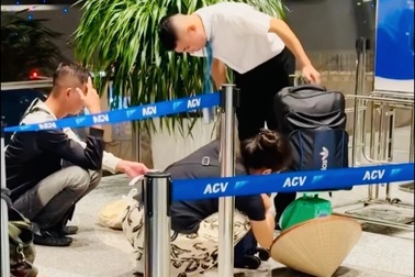 Cái cân trước cửa ra máy bay