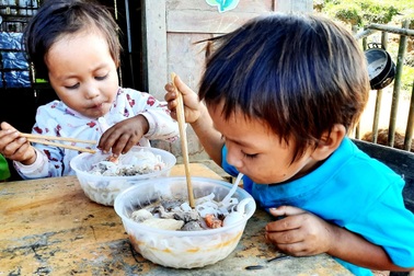 Buổi học đầu tiên, cô giáo cắt tóc cho học trò, nấu đãi các em món mì Quảng