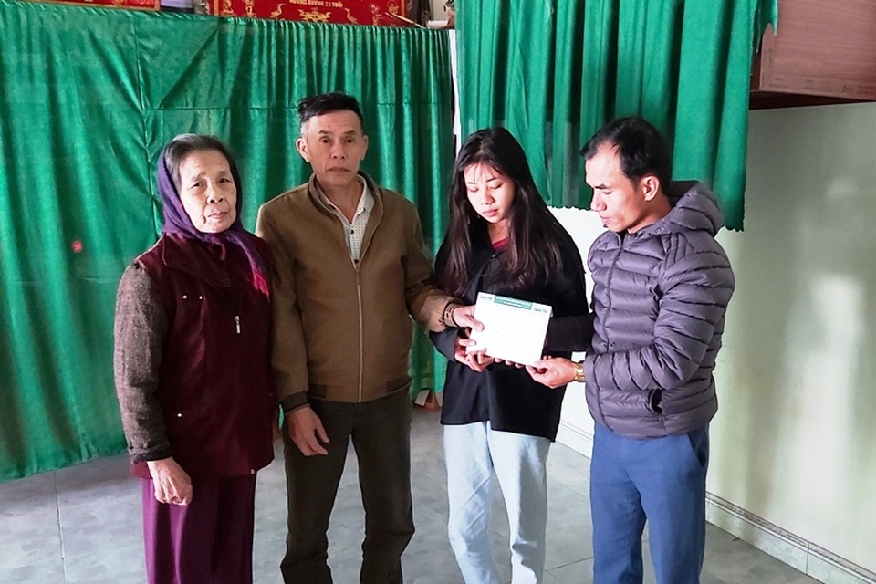 Bạn đọc Dân trí cùng chính quyền địa phương tiếp tục chung tay chăm lo cho 3 chị em mồ côi - 2 Bạn đọc Dân trí cùng chính quyền địa phương tiếp tục chung tay chăm lo cho 3 chị em mồ côi - 2