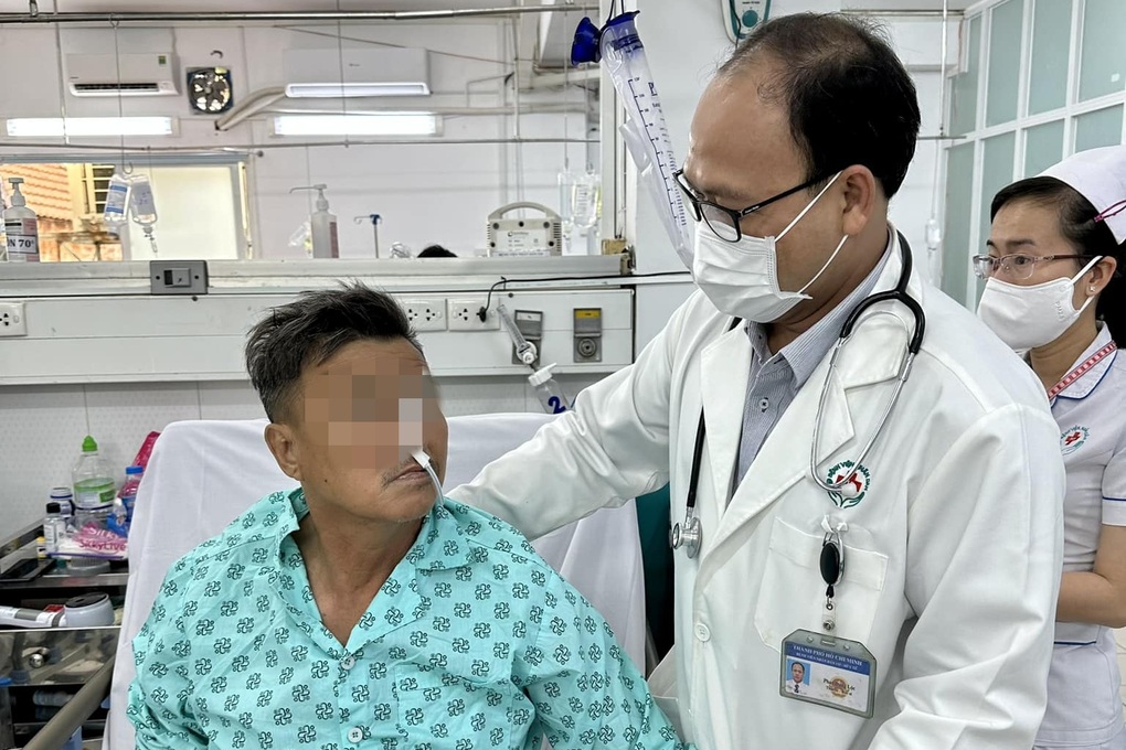 TPHCM: Người đàn ông đột quỵ giữa chợ khi vừa lãnh lương để về quê ăn Tết - 2 TPHCM: Người đàn ông đột quỵ giữa chợ khi vừa lãnh lương để về quê ăn Tết - 2