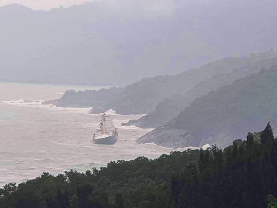 Tàu hàng lớn không người mắc cạn tại bờ biển - 1 Tàu hàng lớn không người mắc cạn tại bờ biển - 1