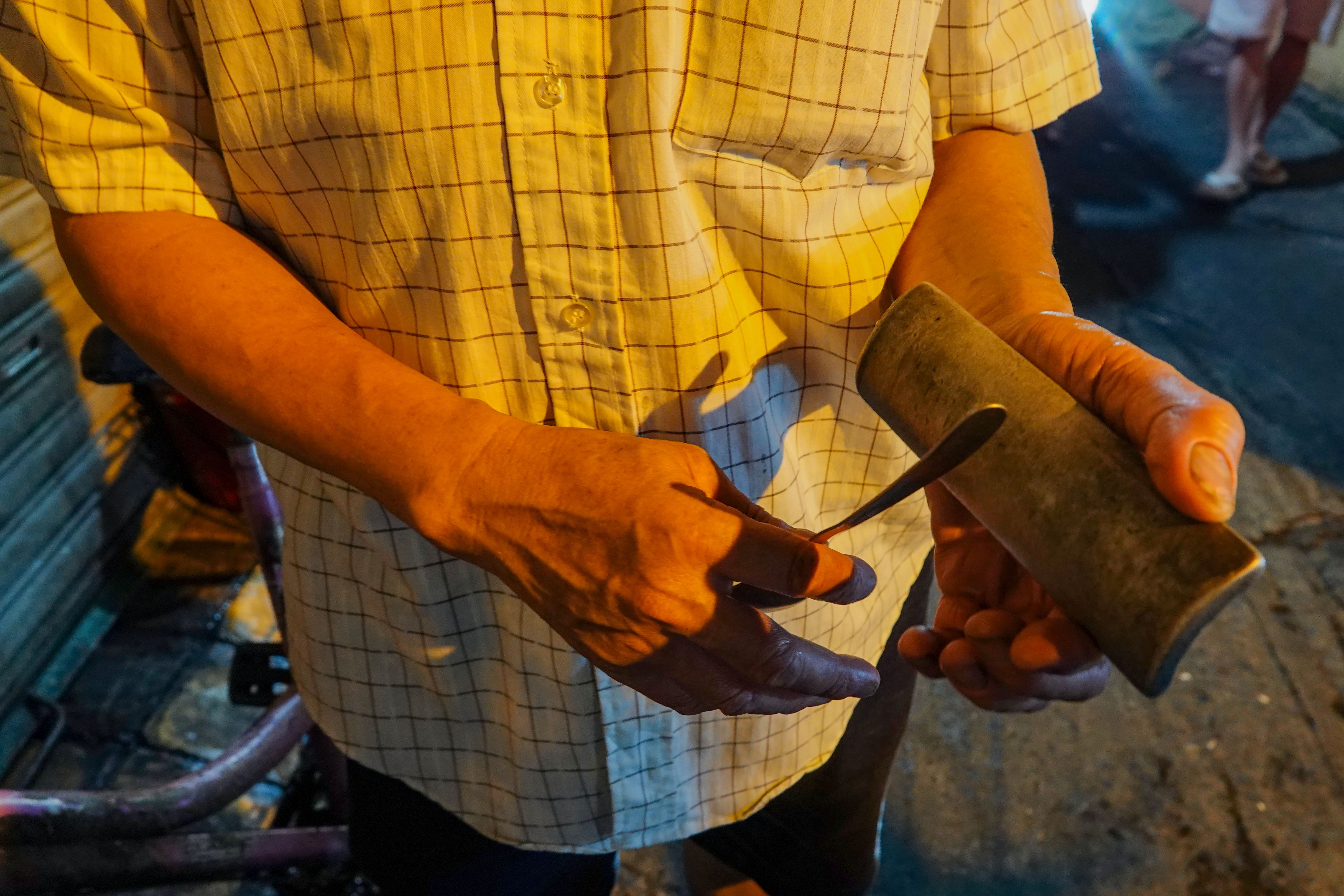 ສຽງດັງກ້ອງຫຼັງທ່ຽງຄືນພໍ່ຂາຍເປັດຊ່ວຍລູກ 2 ຄົນປ່ຽນຊີວິດ - 2 Tiếng leng keng sau 0h của người bố bán hủ tiếu giúp 2 con đổi đời - 2