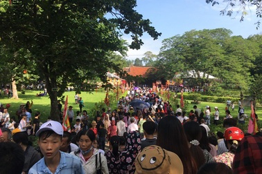 Hàng vạn du khách nườm nượp hành hương về lễ hội Lam Kinh 2018