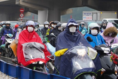 Người dân đội mưa rét trở lại Hà Nội ngày cuối nghỉ Tết, giao thông ùn tắc