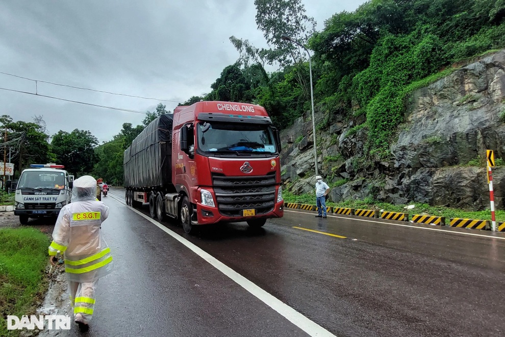 Đất, đá bất ngờ đổ ập xuống dòng xe đang chạy trên đường - 6 Đất, đá bất ngờ đổ ập xuống dòng xe đang chạy trên đường - 6