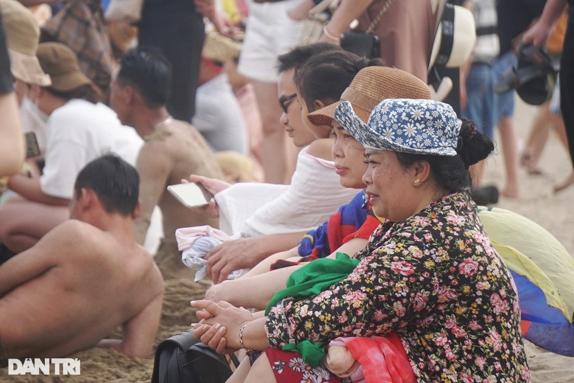 Biển người chen chúc trên các bãi tắm Sầm Sơn ngày khai trương - 8 Biển người chen chúc trên các bãi tắm Sầm Sơn ngày khai trương - 8
